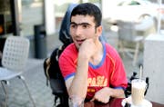 Cem Kirmizitoprak hat Sonja Lüthi im Namen der Beratungsstelle Inklusion eine Petition eingereicht. (Bild: Coralie Wenger)