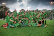 Entlebucher Jubel mit frischgedruckten Aufsteiger-T-Shirts. (Bild: Boris Bürgisser (Entlebuch, 22. Juni 2019))