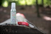 Zecken- und Insektensprays sowie hautbedeckende Kleidung und geschlossene Schuhe schützen vor Zecken.