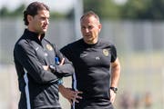 Der neue Assistent Patrick Schnarwiler (rechts) bespricht sich beim Trainingsauftakt der Young Boys mit Cheftrainer Gerardo Seoane. (Bild: Alessandro della Valle/Keystone, Bern, 17. Juni 2019)