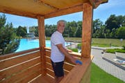 Chef-Badmeister Roberto Cantelli im Turm mit Blick auf das grosse Schwimmbecken, den Sprungturm und die Rutschbahn. (Bild: Mario Testa)