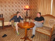 Robert Tibbo (r.) mit Edward Snowden in Moskau. (Bild: NY Jennifer, 26. Juli 2016)