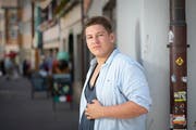 «Das Open Air St.Gallen ist unser Festival: »Marius Bear posiert in der Appenzeller Hauptgasse vor seinem Konzert auf der Sternenbühne. (Bild: Ralph Ribi, 24. Juni 2019)