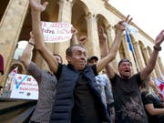 In Georgien haben am Dienstag den sechsten Tag in Folge tausende Menschen gegen die Regierung protestiert. (Bild: KEYSTONE/AP/SHAKH AIVAZOV)