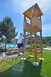 Roberto Cantelli klettert vorläufig noch über die Leiter auf den Turm. (Bild: Mario Testa)