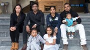 Snowdens Schutzengel (von links): Vanessa Mae Rodel mit Tocher Keana (vorne links), Ajith Pushpa, sowie das Ehepaar Nadeeka und Supun Thilina mit ihren Töchtern Dinath und Sethumdi (vorne rechts). (Bild: Jayne Russel)