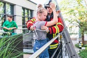 Ein Mädchen wird von einem Feuerwehrmann gerettet. (Bild: Zivilschutzorganisation Zug)