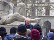 Hans Fässler mit Teilnehmerinnen und Teilnehmern einer Führung vor dem Soldatendenkmal im Kantonsschulpark. (Bild: PD)