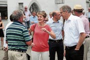 Bundesrätin Simonetta Sommaruga im Gespräch mit dem damaligen Obwaldner Regierungsrat Franz Enderli und einem Besucher in Sarnen. (Bild: Roger Zbinden, 7. Juli 2017)