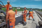 Strassenarbeiter auf der Autobahn A2 bei Dagmersellen. (Bild: Dominik Wunderli, 24. Juni 2019))