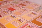 Bauernhof-Glace bringt Abkühlung in 40 verschiedenen Geschmacksrichtungen. (Bild: langacker.ch)