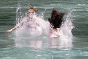 Ein Sprung ins Wasser trägt sicher zur Abkühlung bei. (Bild: Keystone/Peter Schneider)