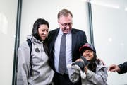 Vanessa Mae Rodel und ihre Tochter Keana zusammen mit ihrem Anwalt Robert Tibbo nach ihrer Landung in Toronto. (Bild: Christopher Katsarov/AP, 25. März 2019)