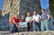 Zeigen bei der sichtbar gemachten Kastellmauer eine zeichneriche Rekonstruktion, wie die römische Wehranlage ausgesehen haben könnte: Urs Leuzinger, Leiter des Museums für Archäologie, Archäologinnen Iris Hutter und Simone Benguerel sowie alt Stadtrat Peter Gubser und architekt Kurt Sonderegger.