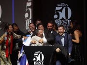 Chefkoch Mauro Colagreco (Mitte) und seine Frau Julia Colagreco (links) feiern die Wahl ihres Restaurants «Mirazur» zum weltbesten Restaurant. Das Restaurant befindet sich in der südostfranzösischen Kleinstadt Menton. (Bild: KEYSTONE/EPA/WALLACE WOON)