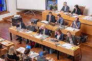 Im Saal des St.Galler Stadtparlaments im Waaghaus (von hinten nach vorne): Parlamentspräsidentin Barbara Frei und ihr Vize Beat Rütsche, die Stimmenzähler sowie die Stadtregierung. (Bild: Urs Bucher - 15. Januar 2019)