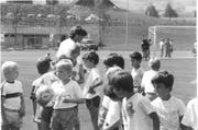 Auch Spieler des FC Luzern haben sich in Nottwil schon gezeigt. Hier Martin Rueda im Jahr 1992 mit Junioren des FC Nottwil. (Bild: Archiv FC Nottwil)