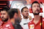 Zweifelnde Miene: Ferrari-Pilot Sebastian Vettel (in Weiss). (Bild: Charles Coates/Getty (Le Castellet, 21. Juni 2019))