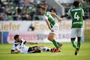 Der Moment des Fouls: Luganos Fabio Daprelà (links) mäht Cedric Itten nieder. (Bild: Keystone)