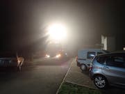 Einsatz im Dunkeln: Enge Quartierstrassen und falsch parkierte Fahrzeuge können die Feuerwehrautos am Vorankommen hindern. (Bild: PD)