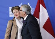 Der Kuss von EU-Präsident Jean-Claude Juncker: Bundespräsidentin Simonetta Sommaruga nahm ihn 2015 nur widerstrebend entgegen. (Bild: Epa/Olivier Hoslet)