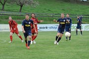 René Kuhn (links) und Labinot Musaj vom FC Bazenheid bekommen es in der nächsten Saison erneut mit den in ganz in Blau spielenden Akteuren des FC Amriswil zu tun. Beide Vereine gehören in der 2. Liga Interregional der Gruppe 6 an. (Bild: Beat Lanzendorfer)