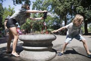 Den Unterricht streichen? Nein, sagt das Gesetz. Doch eine erfrischende Wasserschlacht zwischendurch wird von der Schulleitung gerne verordnet. (Bild: KEY)