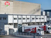 Beim Fleischverarbeiter Bell in Basel ist es in der Nacht auf Mittwoch zu einem Zwischenfall mit ausgetretenem Desinfektionsmittel gekommen. Vier Angestellte mussten zur Kontrolle ins Spital gebracht werden. (Bild: Keystone/GEORGIOS KEFALAS)