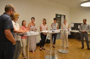 Einjährige Praktika sind in Kindertagesstätten weit verbreitet: Podiumsteilnehmer mit Moderator Mario Testa (rechts). (Bild: Margrith Pfister-Kübler)