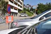 30 öffentliche Parkplätze sind in den Sommerwochen tagsüber neu für die Besucher des Freibades Sonnenberg reserviert. (Bild: Mea McGhee)