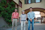 Präsidentin Yvonne Steiner mit dem scheidenden Kassier Fredi Züst und seinem Nachfolger Elia Bruno. (Bild: Karin Erni)
