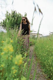 Astrid Gebert ist glücklich über ihre Magerwiese. (Bild: Andrea Weibel)