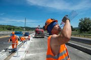 Stahlbauer Mathias Gafner gönnt sich einen grossen Schluck Wasser. (Bild: Dominik Wunderli, Luzern, 24. Juni 2019)