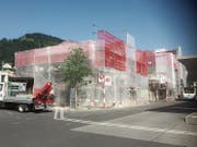 Unter anderem werden die Fassaden und das Dach des Bahnhofs Wattwil saniert. Die Arbeiten dauern noch bis September. (Bild: Martin Knoepfel)