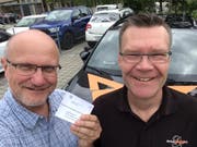 Thomas Schwager (links mit Fahrausweis) und sein «geduldiger Fahrlehrer» Daniel Koster. (Bild: PD)
