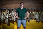 1,90 Meter gross, 113 Kilogramm schwer: Noe van Messel im Schwingkeller in Oberägeri. (Bild: Pius Amrein (17. Juni 2019))