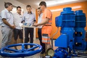 Zu Besuch im Pumpwerk Bürglen: Gemeindepräsident Kilian Germann mit den CVP Kantonsräten Franz Eugster, Kilian Imhof, Josef Gemperle und Urs Zenger, stellvertretender Werkhofleiter in Bürglen. (Bild: Reto Martin)