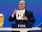 Im Dezember 2010 vergab die FIFA mit dem damaligen Präsidenten Sepp Blatter die WM 2022 an Katar (Bild: KEYSTONE/AP/ANJA NIEDRINGHAUS)