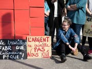 Kapitaleinkommen sollen stärker besteuert werden: Juso bei der Einreichung der Initiative im April. (Bild: KEYSTONE/PETER KLAUNZER)