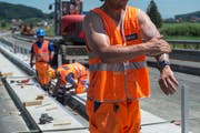 Bauarbeiter schützen sich mit Sonnencreme vor der Hitze. (Bild: Dominik Wunderli, Luzern, 24. Juni 2019)