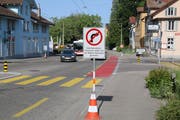 Verkehrssignale und zusätzliche Wegweiser an der Abzweigung der Rechenwald- aus der Zürcher Strasse. (Bild: Reto Voneschen - 24. Juni 2019)