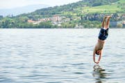 Ein Sprung in den Bodensee im Seebad Goldach bringt eine Abkühlung. (Bild: Urs Jaudas - 9. Mai 2013)