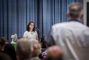 Schulpräsidentin Nathalie Wasserfallen muss sich an der Versammlung einige kritische Voten der Stimmbürger anhören. (Bild: Andrea Stalder)