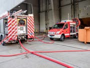 Mehrere Dutzend Feuerwehrleute und Polizisten standen wegen des Brandes in Vendlincourt JU im Einsatz. (Bild: KEYSTONE/BERUFSFEUERWEHR BERN)