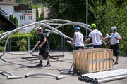 Aufbauarbeiten fürs Jodlerfest in Horw. (Bild: Nadia Schärli, 24. Juni 2019)
