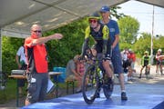 Kommissär Thomas Ruggli gibt Michael Albasini das Startsignal. (Bild: Mario Testa)