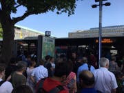 Viele Pendler warten am Bahnhof Luzern vor einem Ersatzbus. (Bild: Leserbild, 26. Juni 2019)