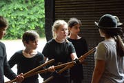 Gesslers Schergen halten die Leute aus Uri in Schach. Szene aus den Proben der Primarschule Ergaten. (Bild: Mathias Frei)