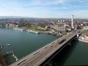 Bei der Basler Dreirosenbrücke ist am Mittwochabend ein Mann im Rhein verschwunden. (Bild: KEYSTONE/GEORGIOS KEFALAS)