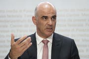 Bundesrat Alain Berset spricht an einer Medienkonferenz über die Neuregelung der psychologischen Psychotherapie im Rahmen der obligatorischen Krankenpflegeversicherung. (KEYSTONE/Peter Schneider)